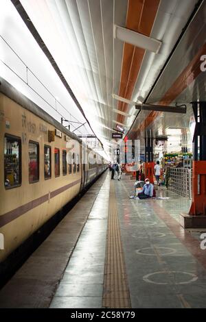 29 giugno 2020 - Stazione ferroviaria di Nuova Delhi: Stazione ferroviaria meno affollata in India nel pomeriggio durante la pandemia COVID-19. Il treno è alla piattaforma. C'è Foto Stock