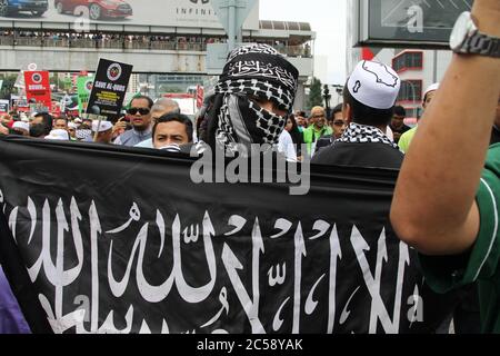 I manifestanti si riuniscono per protestare contro la chiusura della Moschea di al-Aqsa e per tenere bandiere 'Save Palestine' 'Free al-Aqsa' contro il governo israeliano. Foto Stock