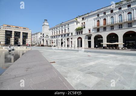 Brescia è una bella città lombarda dove la piazza vittoria è un esempio di architettura razionalista con la fontana del Bigio. Foto Stock