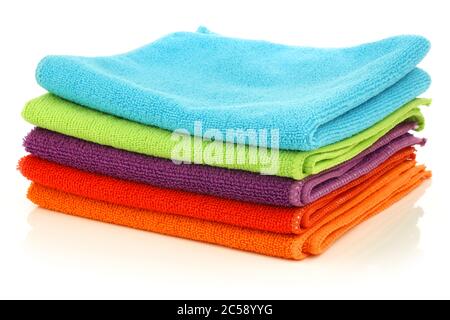 panni per la pulizia in microfibra colorati impilati su sfondo bianco Foto Stock