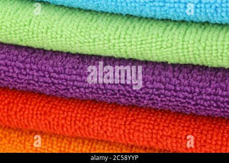 panni colorati impilati in microfibra per la pulizia dello sfondo Foto Stock