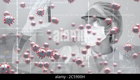 Cellule Covid-19 contro scienziati che tengono una provetta Foto Stock
