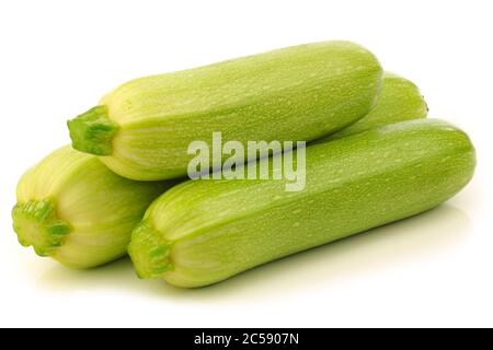 Zucchine verde chiaro su fondo bianco Foto Stock