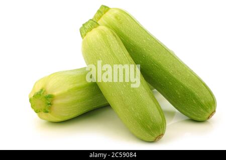 Zucchine verde chiaro su fondo bianco Foto Stock