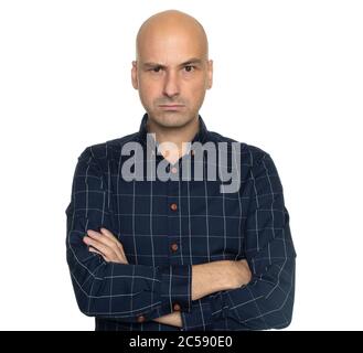 Arrabbiato uomo calvo con le mani piegate isolato su bianco Foto Stock