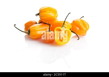 un mucchio di peperoncini gialli habanero, un taglio aperto, isolato su bianco Foto Stock