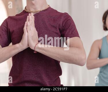 Primo piano delle mani nel gesto di Namaste. L'uomo in primo piano con le mani nel gesto di Namaste. Come tenere le braccia in aria per una K Foto Stock