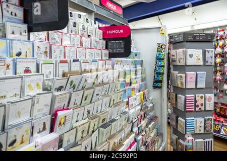 hallow fuoco delle schede di celebrazione viste in esposizione ad un deposito di vendita al dettaglio di strada ben noto. Altri articoli includono le carte regalo e l'imballaggio è visto. Foto Stock