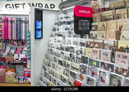 hallow fuoco delle schede di celebrazione viste in esposizione ad un deposito di vendita al dettaglio di strada ben noto. Altri articoli includono le carte regalo e l'imballaggio è visto. Foto Stock