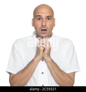 scioccato uomo calvo stupito guarda direttamente in macchina fotografica isolata su sfondo bianco Foto Stock