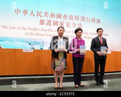 (200701) -- HONG KONG, 1 luglio 2020 (Xinhua) -- L'Amministratore Delegato della Regione amministrativa Speciale di Hong Kong (HKSAR) Carrie Lam (C), il Segretario di Giustizia Teresa Cheng (L) del governo della RAS di Hong Kong e il Segretario di sicurezza del governo della RAS di Hong Kong John Lee Ka-chiu partecipano ad una conferenza stampa a Hong Kong, il 1 luglio 2020. PER ANDARE CON: La legge nazionale sulla sicurezza mostra l'impegno del governo centrale a 'un paese, due sistemi', alta fiducia in HK: Capo esecutivo HKSAR (Xinhua/li Gang) Foto Stock