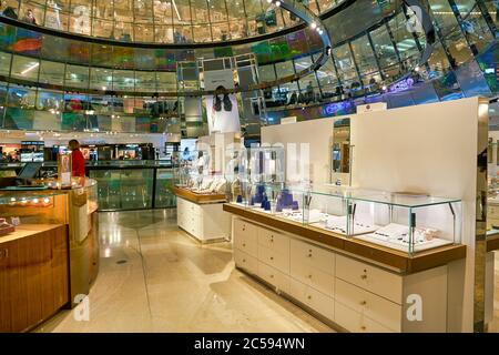 BERLINO, GERMANIA - CIRCA SETTEMBRE 2019: Gioielli assortiti in mostra alle Galeries Lafayette di Berlino. Foto Stock