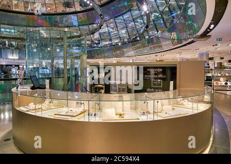 BERLINO, GERMANIA - CIRCA SETTEMBRE 2019: Gioielli assortiti in mostra alle Galeries Lafayette di Berlino. Foto Stock