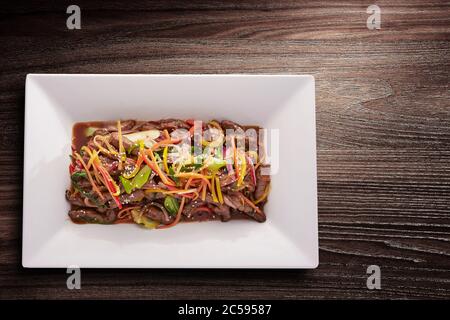 Direttamente sopra un colpo di teriyaki di manzo con semi di sesamo tostati e verdure alla griglia servite in un piatto Foto Stock