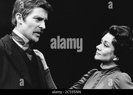 Jeremy Brett (John Roscher), Joan Plowright (Rebecca West) in ROSMERSHOLM di Henrik Ibsen al Greenwich Theatre, Londra SE10 17/05/1973 scenografia: Roger Butlin Costumi: Daphne dare regista: Robin Phillips Foto Stock