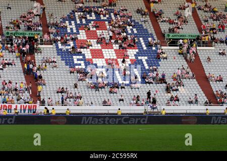 Split, Croazia - 17 agosto 2005: Tribune con stemma di Hajduk del Poljud Stadium prima dell'inizio della amichevole Croazia - Brasile Foto Stock