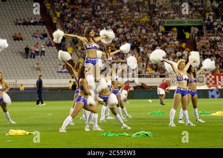 Split, Croazia - 17 agosto 2005: Cheerleaders sul campo di gioco del calcio che si esibisce durante la partita di calcio amichevole Croazia - Brasile in Split 2005 Foto Stock