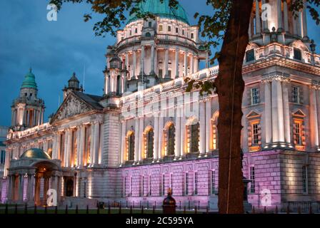 Municipio di Belfast illuminato durante la notte Foto Stock