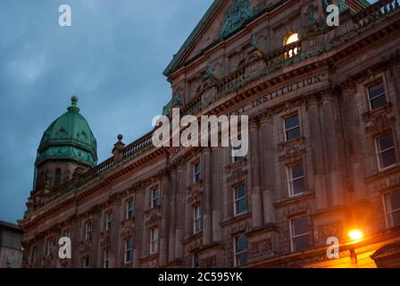 Municipio di Belfast illuminato durante la notte Foto Stock