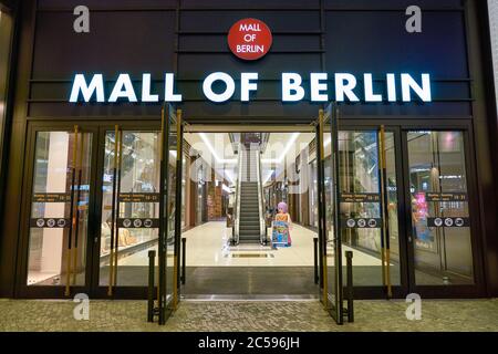BERLINO, GERMANIA - CIRCA SETTEMBRE 2019: Ingresso al Mall of Berlin. Foto Stock