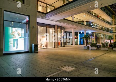 BERLINO, GERMANIA - CIRCA SETTEMBRE 2019: Centro commerciale di Berlino di notte. Foto Stock