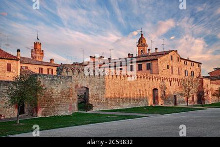 Buonconvento, Siena, Toscana, Italia: Paesaggio all'alba dell'antico borgo con le mura e le torri medievali Foto Stock