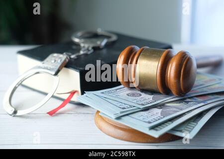 gavel, contanti e manichetta sul tavolo, primo piano Foto Stock