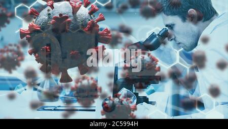 Cellule Covid-19 contro lo scienziato maschile utilizzando un microscopio Foto Stock