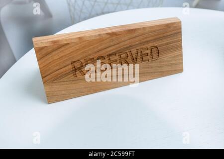 Un tag di prenotazione posto sul tavolo. Logo riservato in un ristorante o terrazza estiva del caffè. Foto Stock