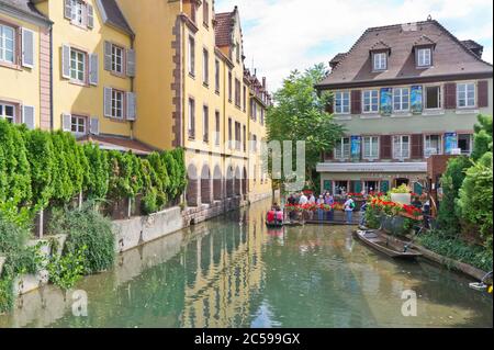 Vista sul canale con fiori, Colmar, Francia Foto Stock