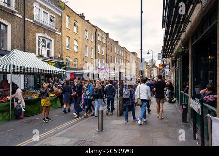 Il popolare mercato di strada di Brick Lane a East London Foto Stock