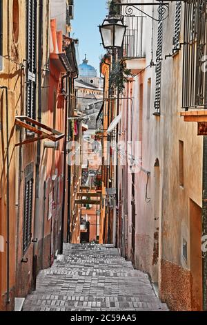 Lanciano, Abruzzo, Italia: Antico vicolo e scalinata con cattedrale sullo sfondo del centro storico Foto Stock