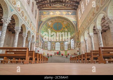 RAVENNA, ITALIA - 29 GENNAIO 2020: La navata della chiesa Basilica di Sant Apollinare in Classe dal 6. Sec. Foto Stock