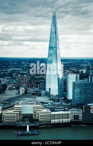 Vista aerea dello Shard, il grattacielo più alto d'Europa, in una giornata piovosa a Londra Foto Stock
