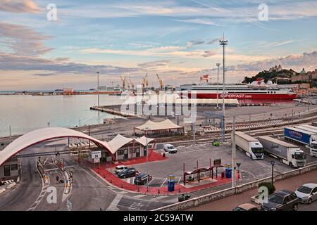 Ancona, Marche, Italia: Vista del porto dei traghetti con dogana e camion di attesa. Sullo sfondo il cantiere e l'antica cattedrale Foto Stock