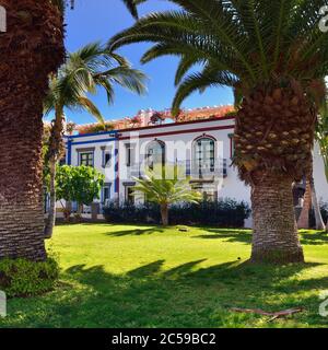 Via con casa bianca colonia mostrata a Puerto de Mogan, Spagna. Luogo di vacanza preferito per turisti e locali sull'isola. Foto Stock