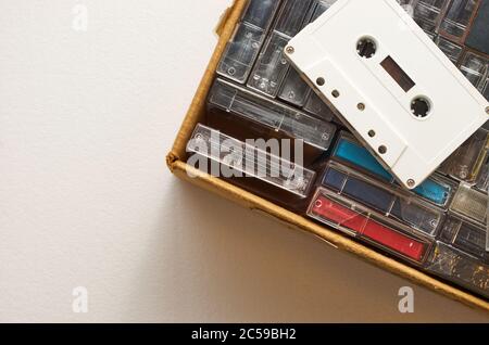 Cassetta audio bianca singola senza contrassegni sulla parte superiore della scatola con molti nastri. Primo piano Foto Stock