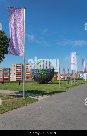 Terneuzen, Paesi Bassi, 25 agosto 2019, globo fatto di bottiglie di PET che protestano contro la zuppa di plastica negli oceani Foto Stock