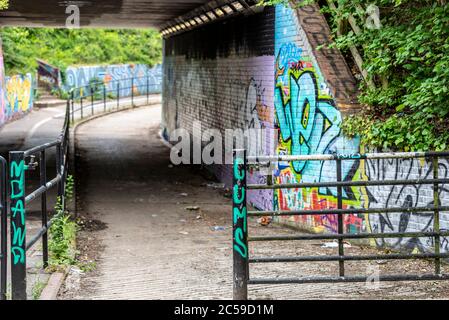 Ponte pubblico, pista ciclabile e sentiero pedonale a Southend on Sea, Essex, UK, a Green Lane e Jubilee Country Park sotto Cherry Orchard Way. Graffiti Foto Stock