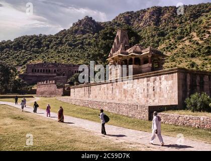 Rajasthan, India - 06 ottobre 2012: Persone che camminano a distanza intorno abbandonato maledetto rovinato forte in un luogo chiamato Ajabgarh su un modo per presunto ha Foto Stock