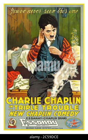 CHARLIE CHAPLIN Vintage Silent 1918 poster del film ‘Triple Trouble’ una commedia Chaplin, prodotta dal marchio ESSANAY-CHAPLIN. Triple Trouble è un film americano di due bobine, uscito nel 1918. È stato protagonista Charlie Chaplin, Edna Purviance e Leo White. Questo film non era un film ufficiale di Chaplin, anche se ha molte scene dirette da Chaplin; dopo che ha lasciato lo studio, Essanay lo ha modificato insieme utilizzando uscite e riprese appena girate dirette da Leo White. Era già stato stabilito in tribunale che Chaplin non aveva alcun controllo legale sui film realizzati durante il suo tempo con Essanay Foto Stock