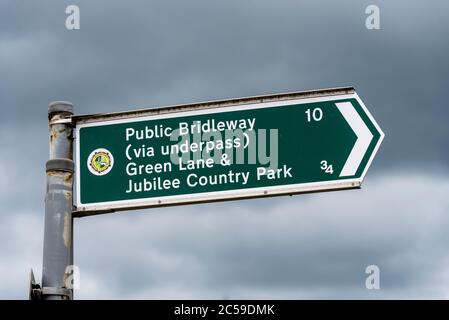 Ponte pubblico, pista ciclabile e sentiero pedonale a Southend on Sea, Essex, UK, a Green Lane e Jubilee Country Park. Ponte pubblico 10 via sottopassaggio Foto Stock