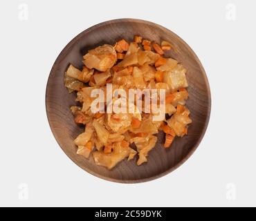 Cavolo stufato con tacchino e carota su un piatto con percorso di ritaglio. Vista dall'alto. Isolato su bianco. Verdure al vapore Foto Stock