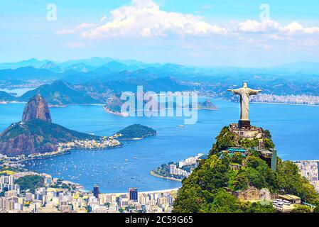 Vista aerea di Rio de Janeiro con Cristo Redentore e del Monte Corcovado. Il Brasile. America Latina, orizzontale Foto Stock