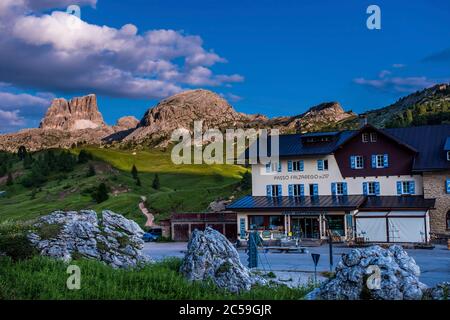 Italia, Veneto, Cortina d'Ampezzo, Dolomiti ampezzane, Patrimonio Mondiale dell'UNESCO, Passo Falzarego, Croda Negra, con cime rocciose di Averau e Punta Gallina, pass ostello Foto Stock