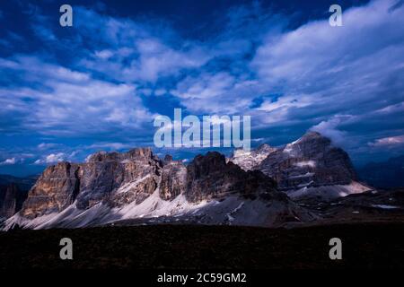 Italia, Veneto, Cortina d'Ampezzo, Dolomiti ampezzane, Patrimonio Mondiale dell'UNESCO, Passo Falzarego, dall'altopiano del Lagazuoi, vista sulle catene montuose dei Conturini, dei Fanis e del Tofane de Rozes Foto Stock