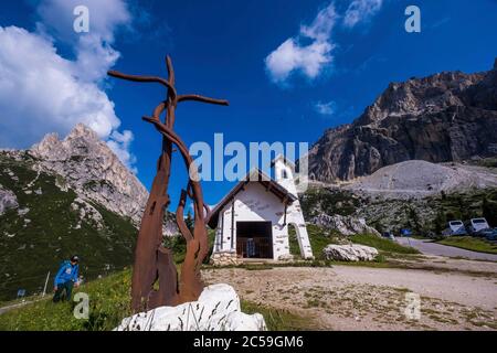 Italia, Veneto, Cortina d'Ampezzo, Dolomiti ampezzane, Patrimonio Mondiale dell'UNESCO, passo Falzarego, cappella Falzarego e Lagazuoi Foto Stock