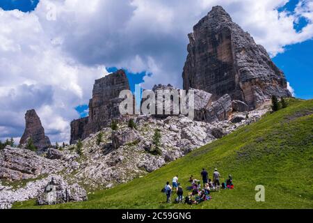 Italia, Veneto, Cortina d'Ampezzo, Dolomiti ampezzane, Patrimonio Mondiale dell'UNESCO, Passo Falzarego, aghi cinque Torri, famosa scuola di arrampicata Foto Stock