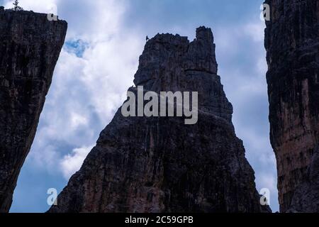 Italia, Veneto, Cortina d'Ampezzo, Dolomiti ampezzane, Patrimonio Mondiale dell'UNESCO, Passo Falzarego, aghi cinque Torri, famosa scuola di arrampicata Foto Stock