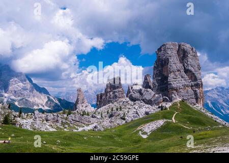 Italia, Veneto, Cortina d'Ampezzo, Dolomiti ampezzane, Patrimonio Mondiale dell'UNESCO, Passo Falzarego, aghi cinque Torri, famosa scuola di arrampicata Foto Stock